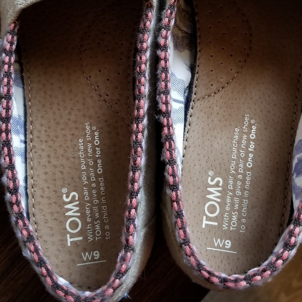 TOMS - Picture 2 of 7